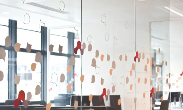 Vue extérieure d'une salle de réunion d'Alturing Paris à travers le mur en verre